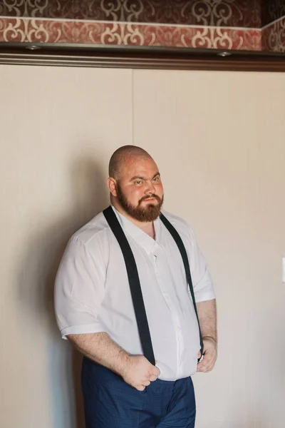 Ritratto di un grassone con le bretelle sui pantaloni . — Foto Stock