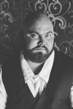 Onun pantolon askısı ile şişman bir adam portresi.