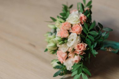 Düğün buketi kutlama öncesi hazırlık sırasında gri halı üzerinde yalan. Dekoratif gül yan görünüm çiçekler ve buket bırakır. Çiçek buketi evlilik dekorasyon