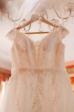 Gelinlik üzerinde odasındaki avize.