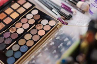 Makyaj seti. Profesyonel çok renkli göz farı paleti. Çalışma anlar