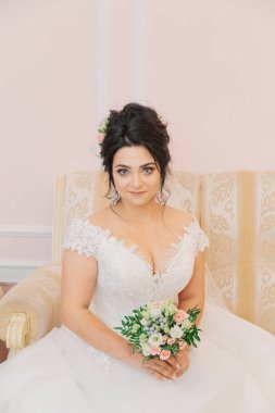 Bir güzel elbise ve buket güzel gelin.