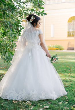 Bir güzel elbise ve buket güzel gelin.