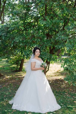 Bir güzel elbise ve buket güzel gelin.