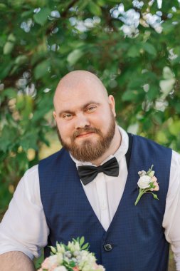Şık sakallı şişman Damat Düğün buket Park ile.