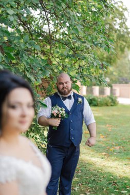 Onların düğün günü üzerinde yeni evliler birbirlerine dışında standı.