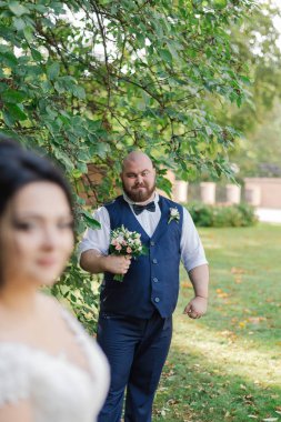 Onların düğün günü üzerinde yeni evliler birbirlerine dışında standı.