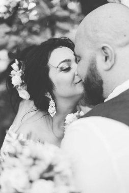 Onların düğün günü üzerinde yeni evliler park, birbirine, gülümseyen bakarak yürüyor.