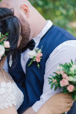 Onların düğün günü üzerinde yeni evliler park, birbirine, gülümseyen bakarak yürüyor.