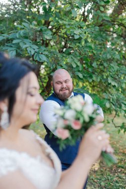 Onların düğün günü üzerinde yeni evliler birbirlerine dışında standı.