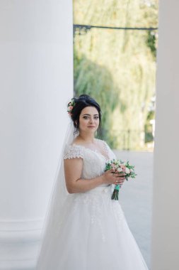 Bir güzel elbise ve buket güzel gelin.