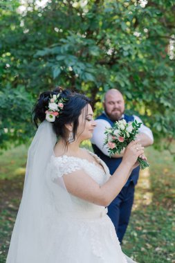 Onların düğün günü üzerinde yeni evliler birbirlerine dışında standı.