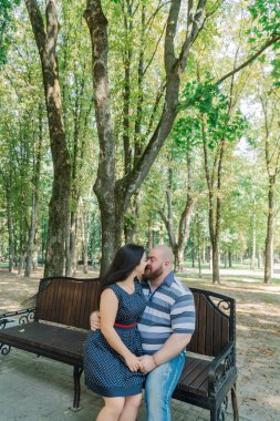 İki aşık parkta bir bankta oturup.