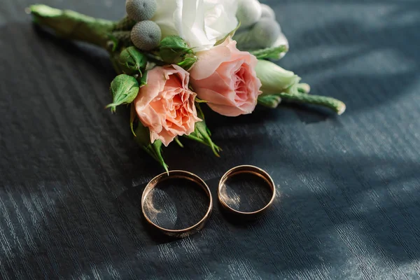 Anéis de casamento no fundo de madeira preto . — Fotografia de Stock