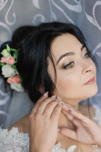 Φωτογραφία μόδας της όμορφης νύφης με σκούρα μαλλιά σε κομψό νυφικό και diadem ποζάροντας στο δωμάτιο το πρωί του γάμου. — Φωτογραφία Αρχείου