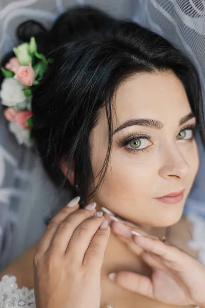 Foto de moda de la novia hermosa con el pelo oscuro en vestido de novia elegante y diadema posando en la habitación en la mañana de la boda. —  Fotos de Stock