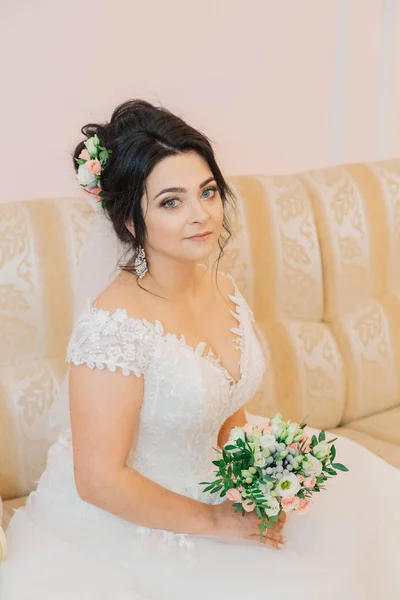 Schöne Braut in einem wunderschönen Kleid und Strauß. — Stockfoto
