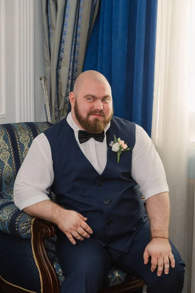 Retrato de un hombre gordo con tirantes en los pantalones . —  Fotos de Stock