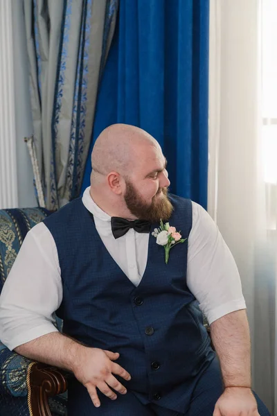 Portrait of a fat man with suspenders on his pants. — Stock Photo, Image