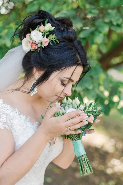 Very beautiful bride is holding a bouquet. — Stock Photo, Image