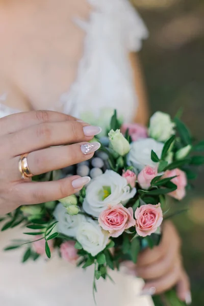 Zeer mooie bruid houdt een boeket. — Stockfoto