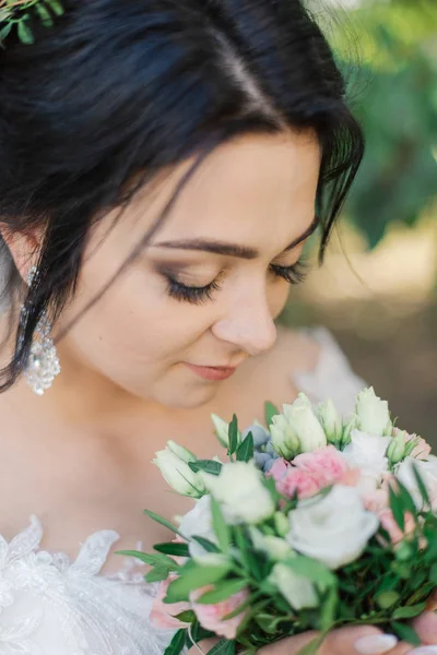 Zeer mooie bruid houdt een boeket. — Stockfoto