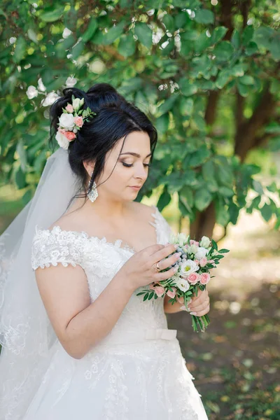 Muy hermosa novia está sosteniendo un ramo . —  Fotos de Stock