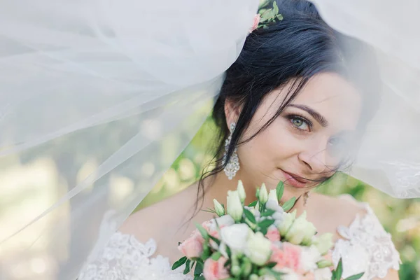 Sangat indah pengantin memegang karangan bunga . — Stok Foto