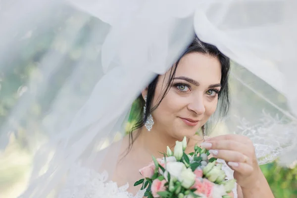 Sangat indah pengantin memegang karangan bunga . — Stok Foto
