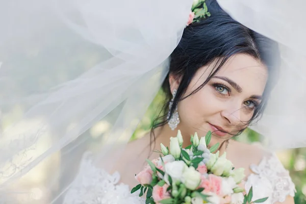 Velmi krásná nevěsta drží kytici. — Stock fotografie