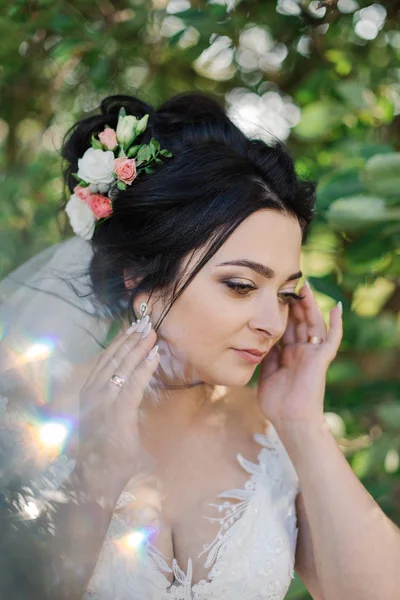 Foto busana pengantin wanita cantik dengan rambut hitam dengan gaun pengantin yang elegan dan diadem berpose di kamar di pagi pernikahan. — Stok Foto