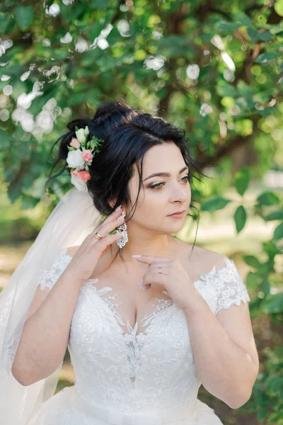 Foto de moda de la novia hermosa con el pelo oscuro en vestido de novia elegante y diadema posando en la habitación en la mañana de la boda. —  Fotos de Stock