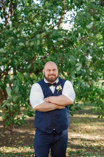 Elegante novio gordo barbudo en el parque . — Foto de Stock