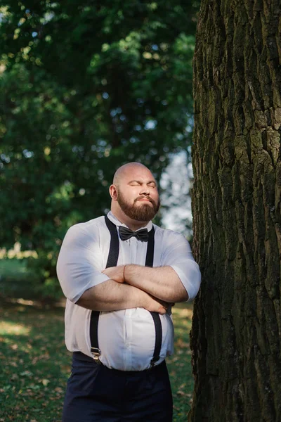 Elegante barbuto grasso sposo nel parco . — Foto Stock