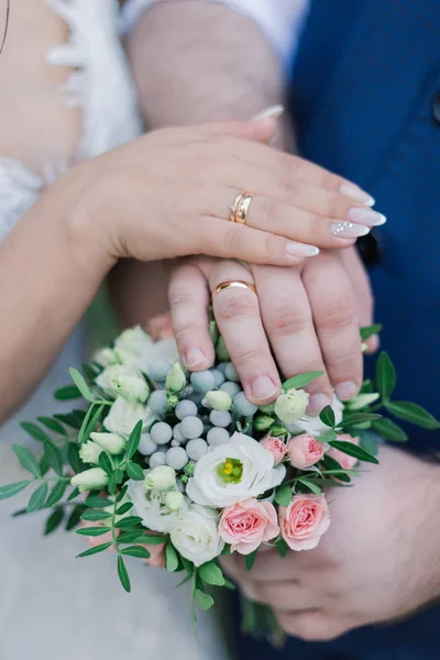 結婚指輪と新婚夫婦、結婚指輪とウェディング ブーケ結婚式の bouquetf 新婚夫婦の手 ohands. — ストック写真