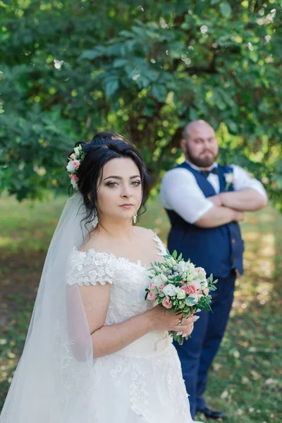 Os recém-casados em seu dia de casamento se destacam um do outro . — Fotografia de Stock