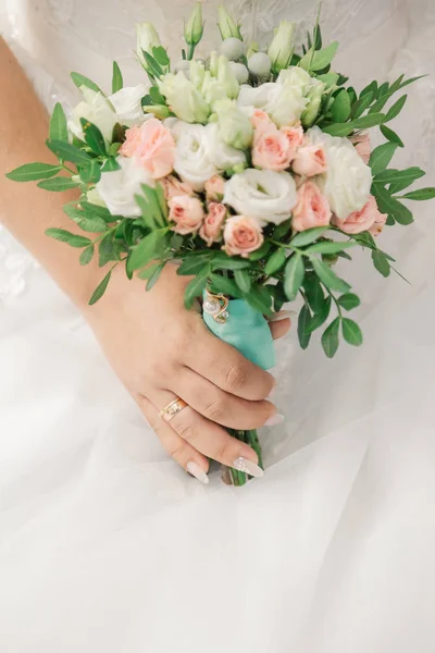 Sehr schöne Braut hält einen Strauß. — Stockfoto