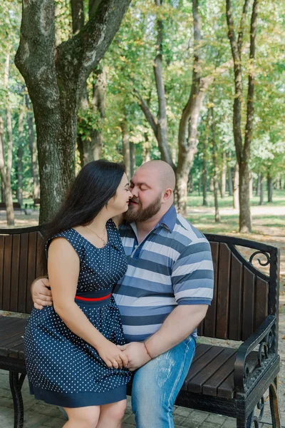 Два влюбленных человека сидят на скамейке в парке . — стоковое фото