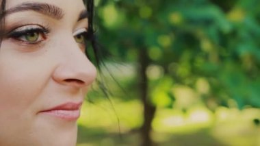 parkta düğün buketi ile güzel gelin.