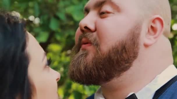 公園でキスして、ハグして歩く幸せな新婚夫婦. — ストック動画