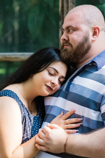 Deux amoureux s'embrassent par de grandes fenêtres dans le parc et se regardent . — Photo