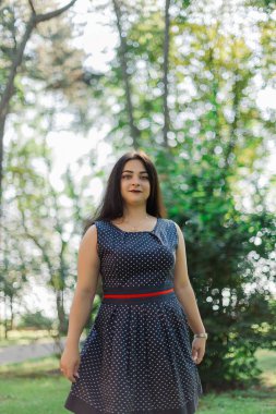 Bir park açık havada kadın vücut boyutu moda modeli rahat kıyafetler, kilolu.