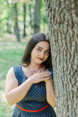 Bir park açık havada kadın vücut boyutu moda modeli rahat kıyafetler, kilolu.