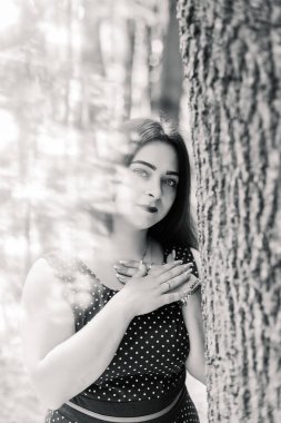 Bir park açık havada kadın vücut boyutu moda modeli rahat kıyafetler, kilolu.