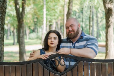 İki aşık, kürsüye parkta duruyorsun.