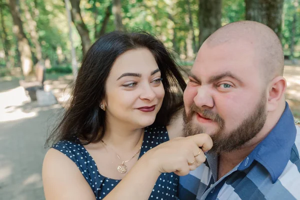 Duas pessoas apaixonadas sentam-se num banco no parque . — Fotografia de Stock