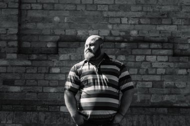 Parkta şişman adam içine belgili tanımlık çerçevelemek, aşırı kilo olan bir adam portresi görünüyor.