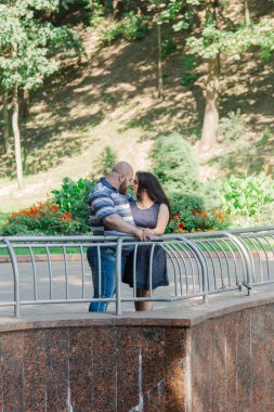 İki aşık parkta boşta çeşme, duruyorsun.