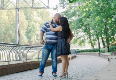 İki aşık parkta boşta çeşme, duruyorsun.