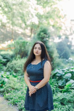 Bir park açık havada kadın vücut boyutu moda modeli rahat kıyafetler, kilolu.